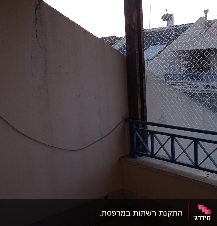 רשת מתוחה על מרפסת למניעת כניסת יונים